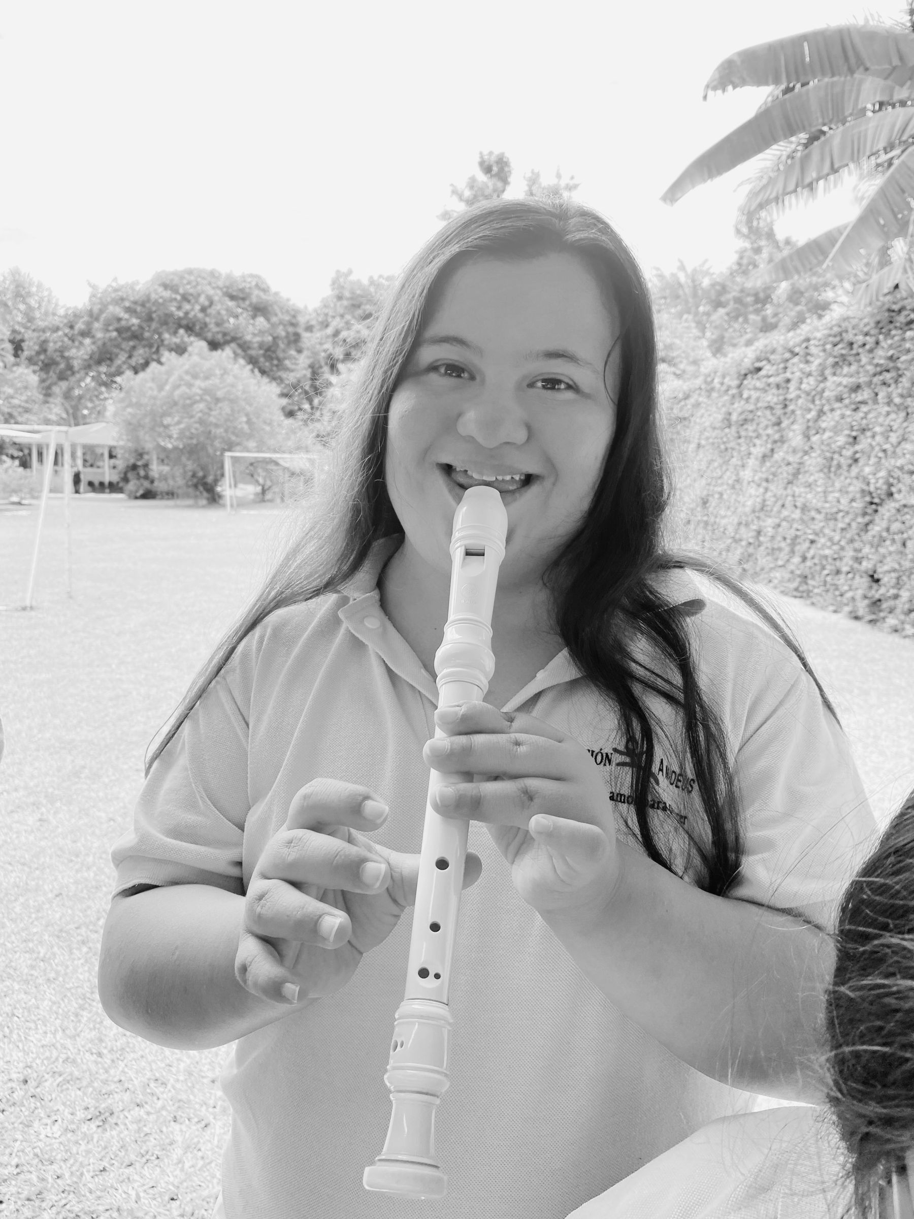 Una joven de la Fundación Amadeus sonríe mientras toca una flauta dulce