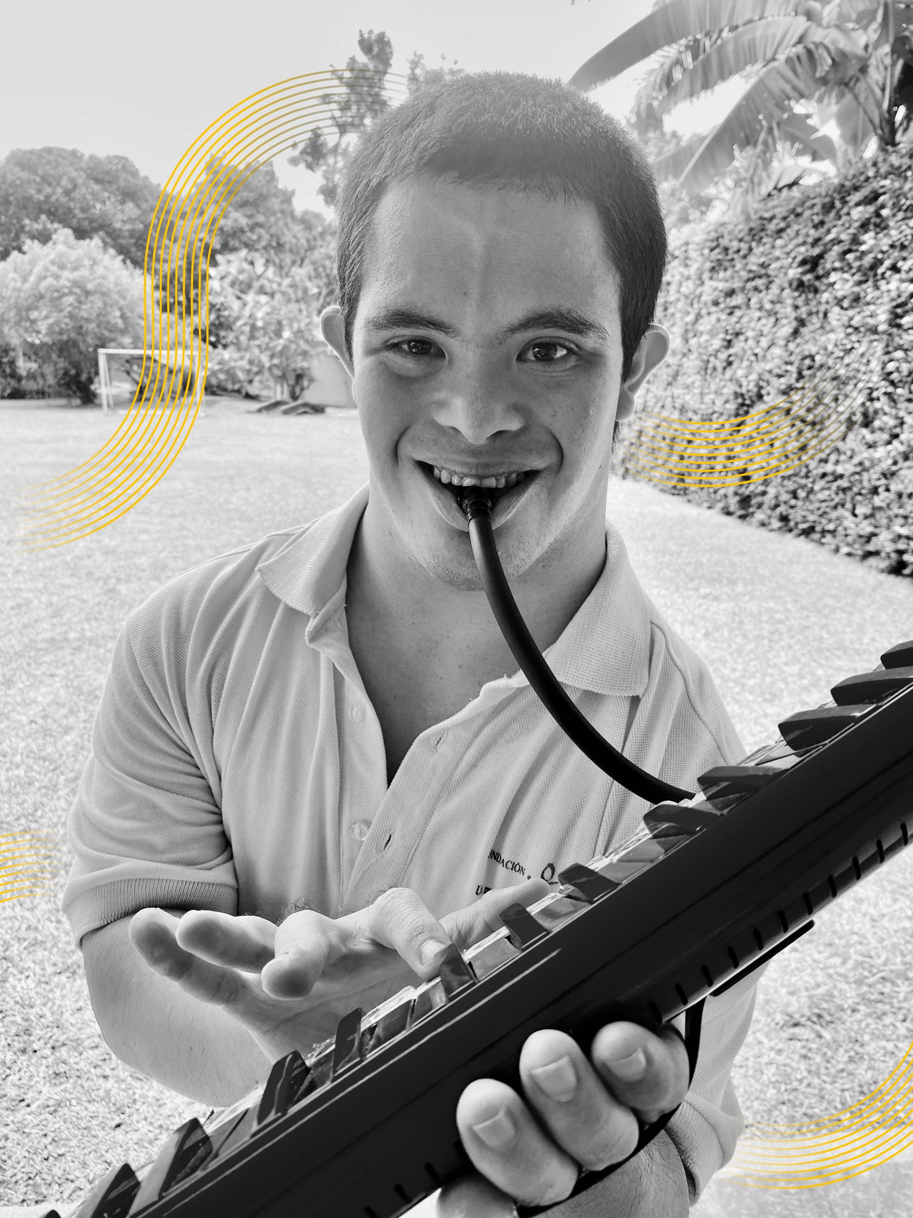 Estudiante sonriente tocando una melódica durante una sesión del Método AMAR
